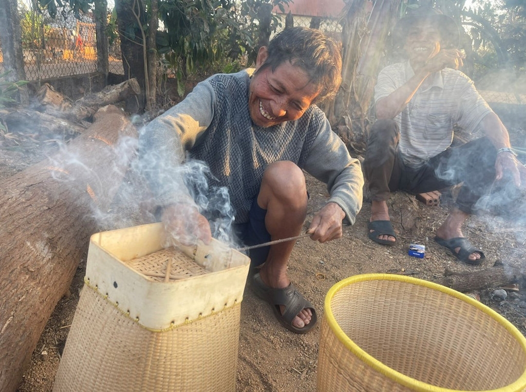HTX sản xuất hàng thủ công mỹ nghệ Ngọc Trà Vinh giúp tạo công ăn việc làm cho đồng bào dân tộc thiểu số với nghề mây tre đan.