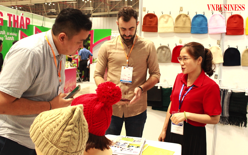 Mối quan tâm của các nhà thu mua quốc tế đối với sản phẩm dệt may Việt Nam là nguồn nguyên phụ liệu có được sản xuất trong nước hay là vẫn phụ thuộc vào nhập khẩu?