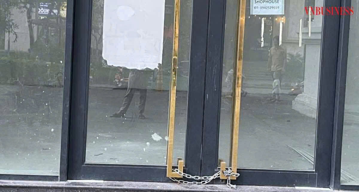 Nhiều mặt bằng shophouse chân đế chung cư Eco Lake View &lpar;Hoàng Mai, Hà Nội&rpar; rơi vào tình trạng bỏ trống, xuống cấp.