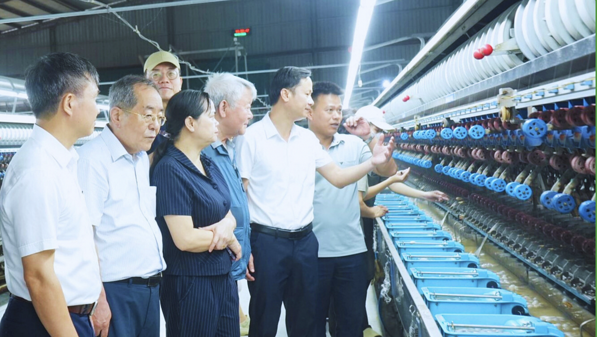 Áp dụng khay trượt giúp người dân giảm công lao động, tằm ít bệnh mà năng suất kén cao, vòng tằm tăng lên.