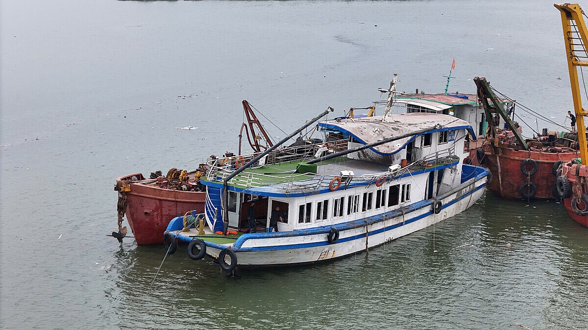 Tàu du lịch Vịnh Xanh 58 được lai dắt về khu cảng Cái Lân.