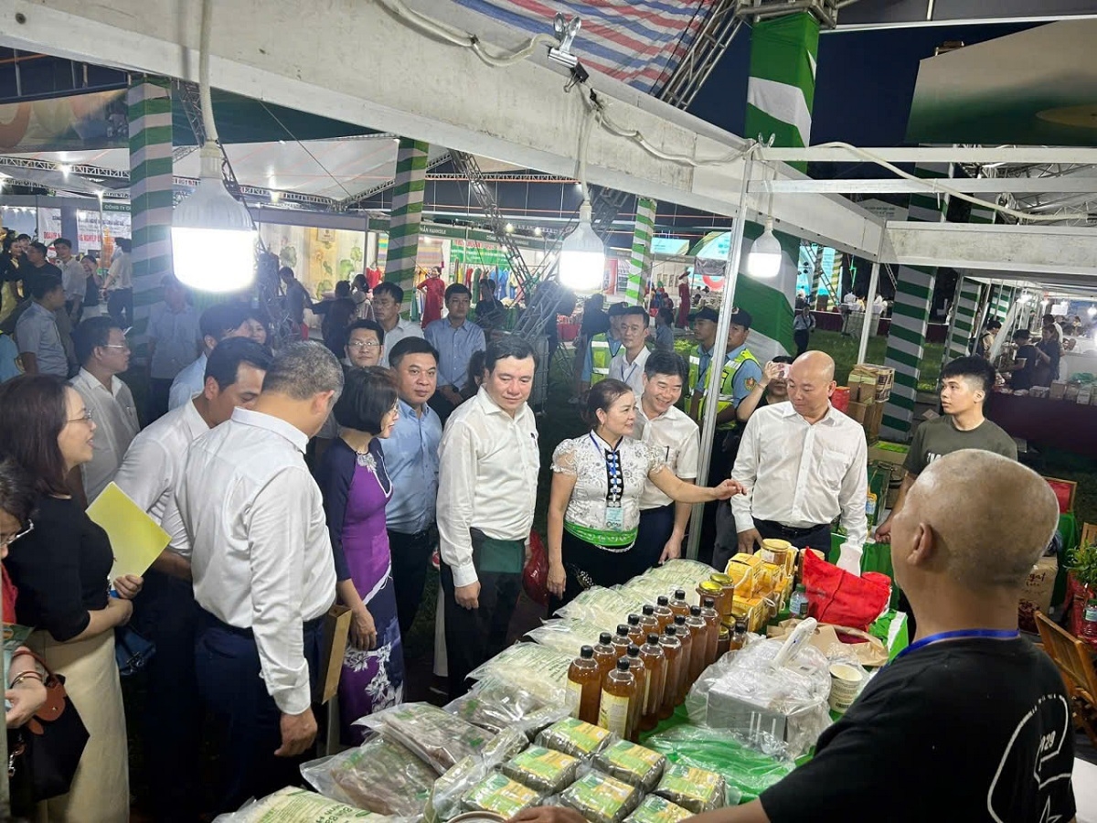 Các đại biểu tham quan Hội chợ.