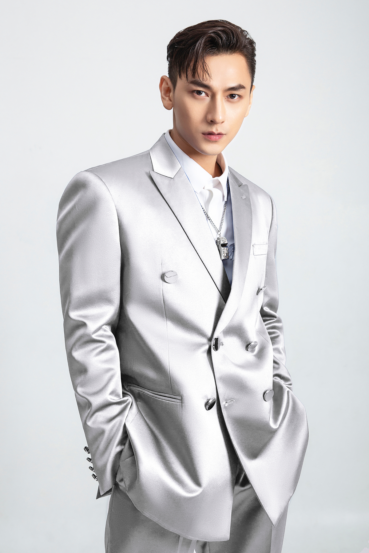 Isaac – Nam thần kể chuyện bằng ánh mắt.