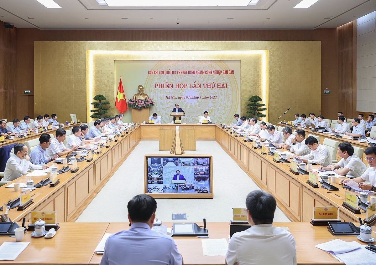 Phiên họp thứ 2 của Ban Chỉ đạo đánh giá tình hình triển khai Kết luận của Ban Chỉ đạo tại Phiên họp lần thứ nhất, đồng thời đề ra các nhiệm vụ thúc đẩy phát triển ngành bán dẫn thời gian tới. Ảnh: VGP.