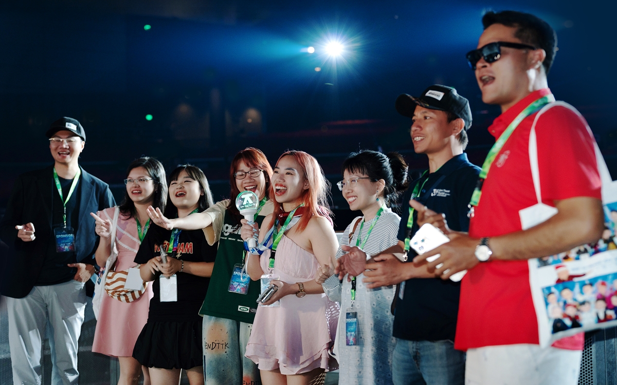 Các khách hàng Siêu Lợi Suất may mắn trúng suất đến Las Vegas.