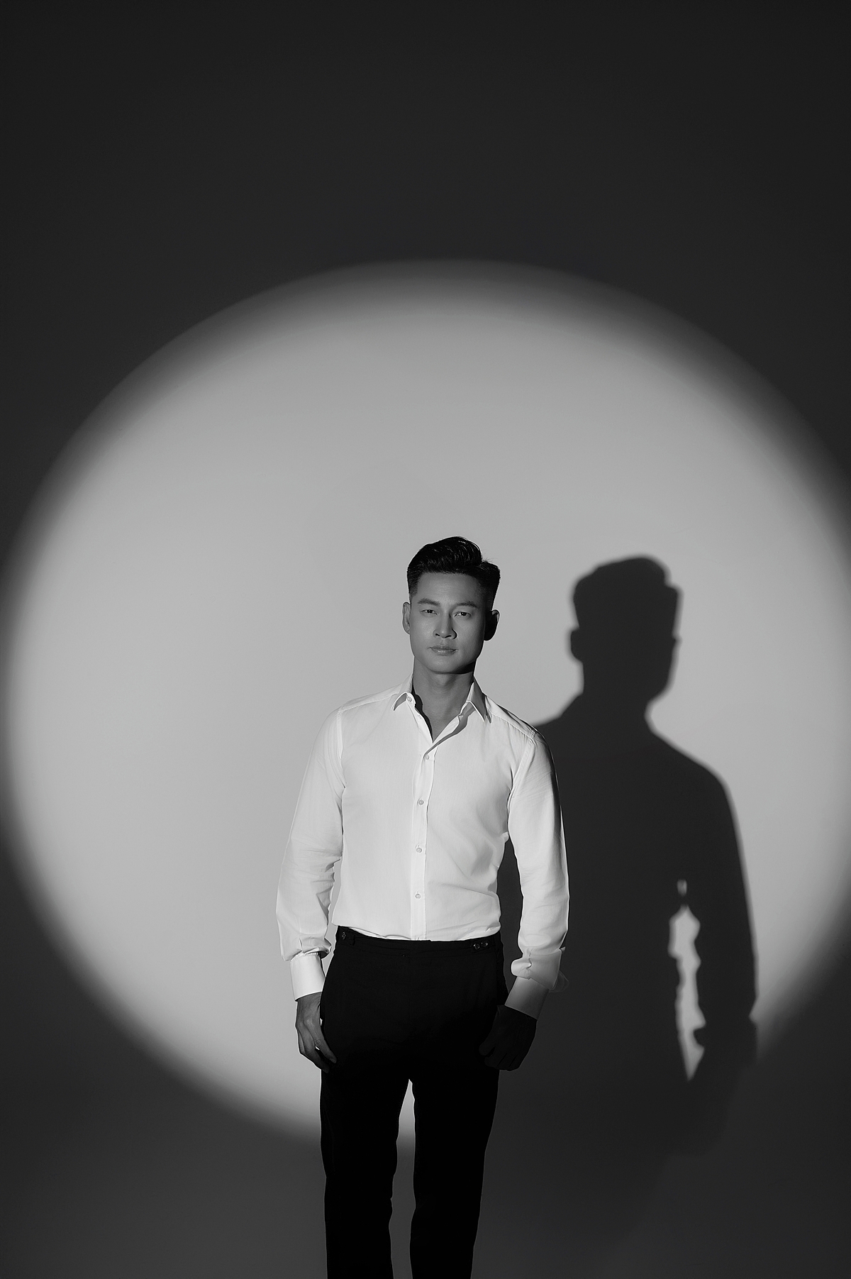 Đức Tuấn cũng là giọng ca tiên phong đưa nhạc kịch &lpar;Broadway&rpar; vào thị trường âm nhạc Việt.