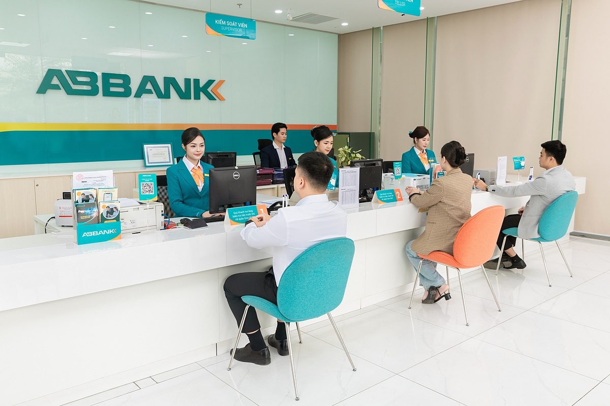 Lựa chọn phương châm lấy khách hàng làm trọng tâm, ABBANK luôn chủ động đồng hành cùng khách hàng doanh nghiệp thông qua các gói tín dụng ưu đãi, lãi suất hấp dẫn, tài trợ thương mại… giúp doanh nghiệp xuất nhập khẩu kịp thời bổ sung nguồn vốn phục vụ công tác mở rộng, phát triển kinh doanh hiệu quả, bền vững.