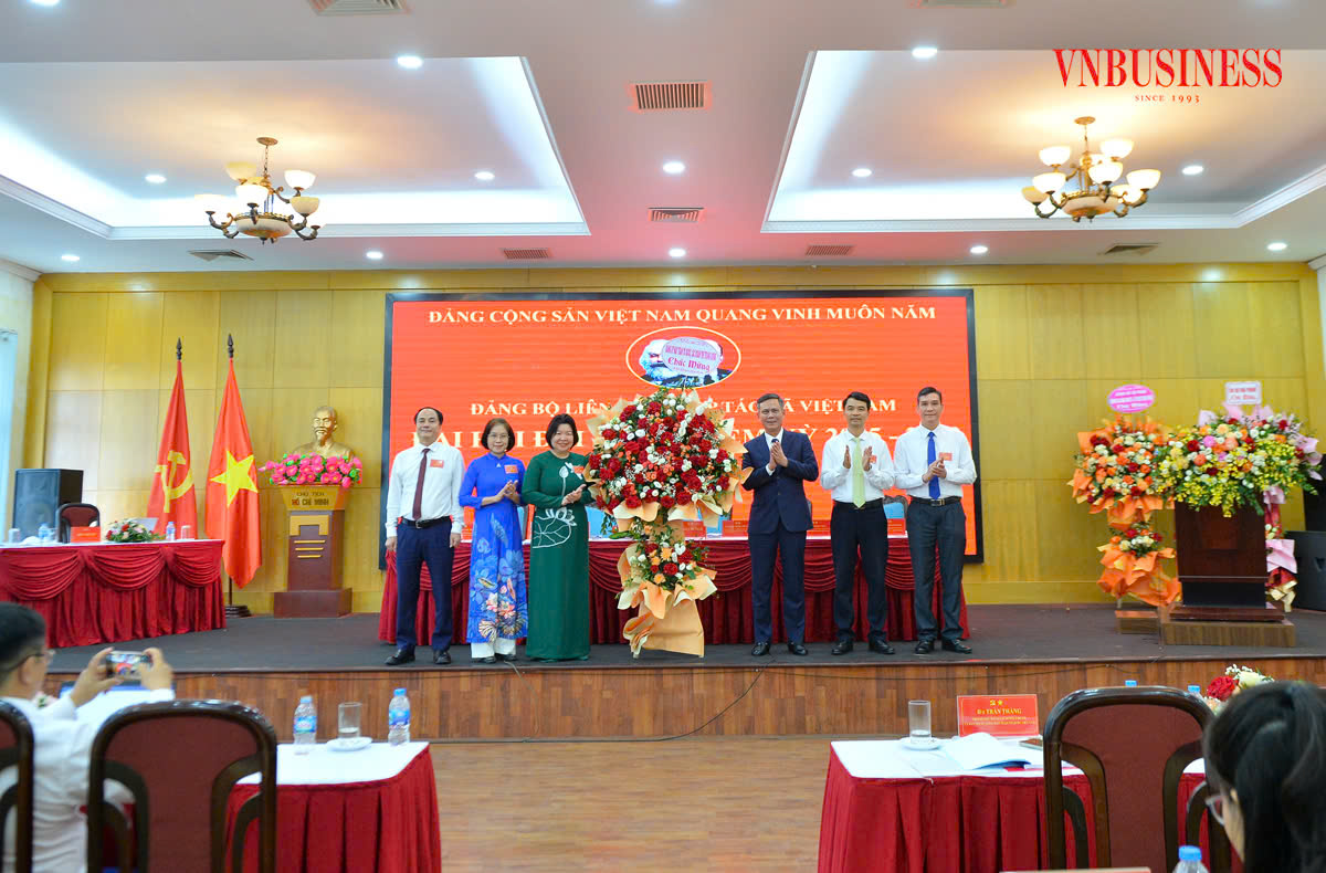 Ông Trần Thắng tặng hoa chúc mừng thành công của Đại hội Đảng bộ Liên minh HTX Việt Nam nhiệm kỳ 2025-2030.