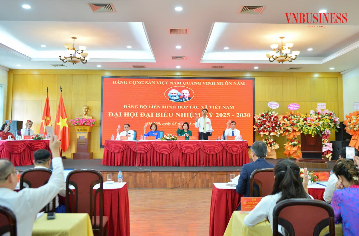 Các đại biểu biểu quyết thể hiện sự quyết tâm và nhất trí cao với các nội dung của Đại hội.