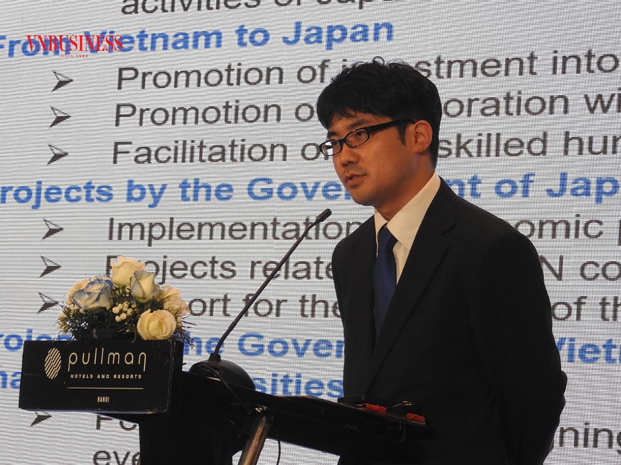 Ông Takahiro Kono, Giám đốc dự án, JETRO tại Hà Nội trình bày về hoạt động đầu tư của doanh nghiệp Nhật Bản tại Việt Nam.