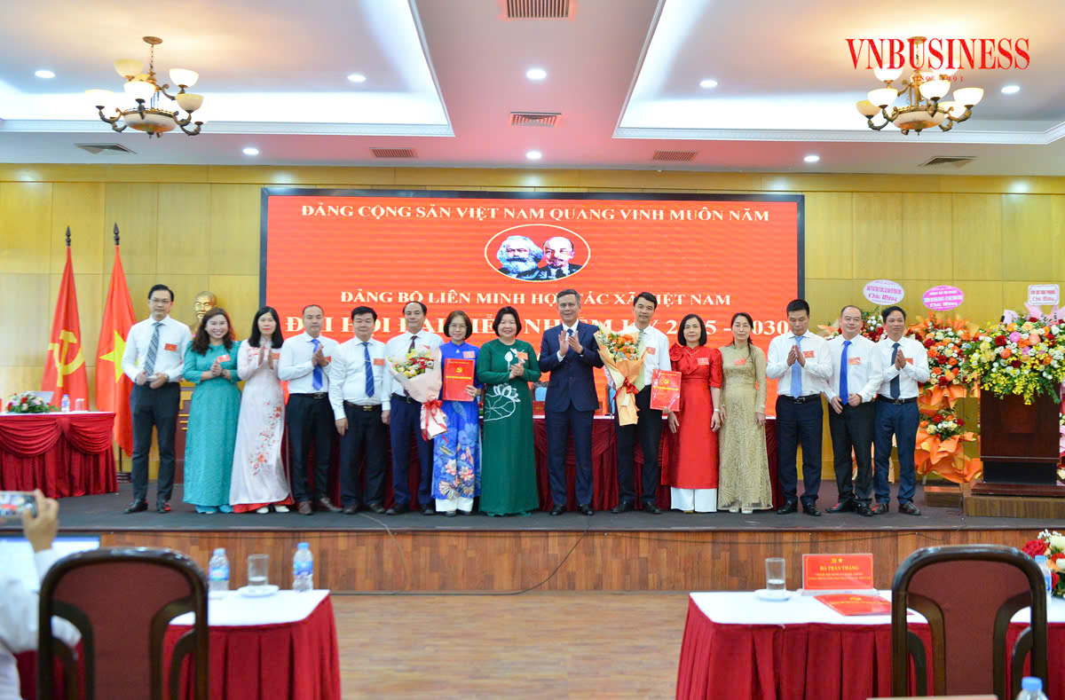 Ban Chấp hành Đảng bộ Liên minh HTX Việt Nam nhiệm kỳ 2025-2030 ra mắt tại Đại hội.