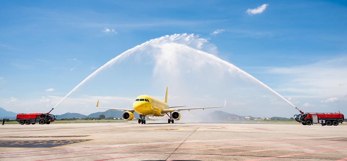 Nghi thức phun vòi rồng chào đón chiếc máy bay Airbus A320.