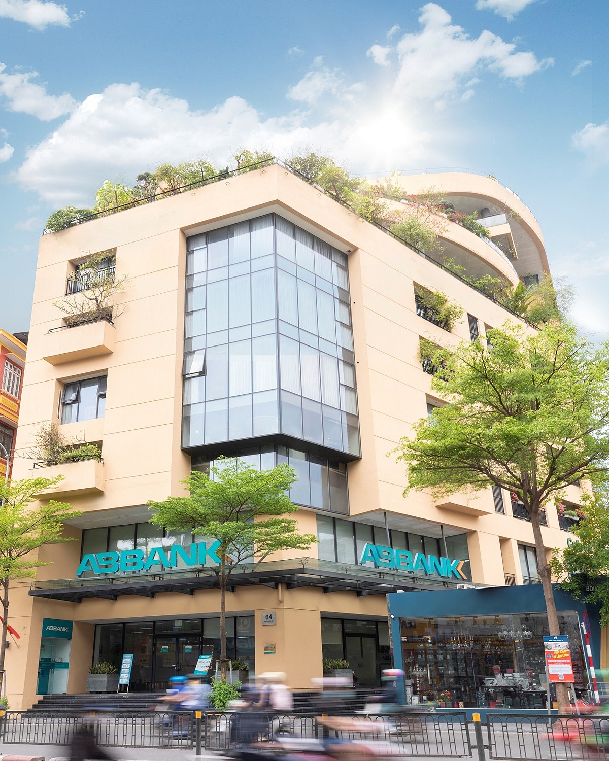 Với hơn 32 năm hoạt động, ABBANK luôn được đánh giá là một Ngân hàng uy tín, tận tâm và đáng tin cậy của hàng triệu Khách hàng, Đối tác và Nhà đầu tư trên toàn quốc.