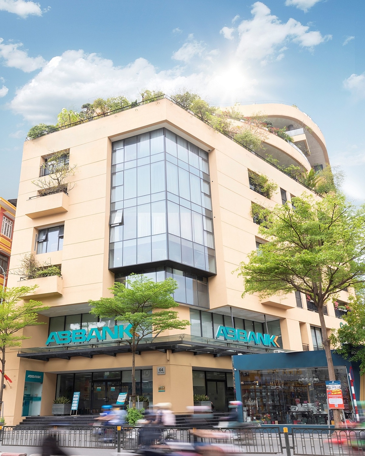 Với hơn 32 năm hoạt động, ABBANK luôn được đánh giá là một Ngân hàng uy tín, tận tâm và đáng tin cậy của hàng triệu Khách hàng, Đối tác và Nhà đầu tư trên toàn quốc.