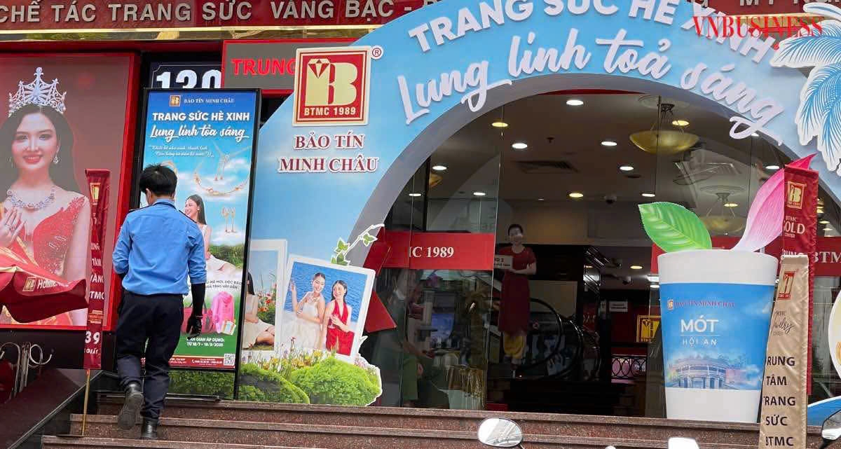 Phiên chiều vắng vẻ, nhân viên rảnh rỗi bấm điện thoại.