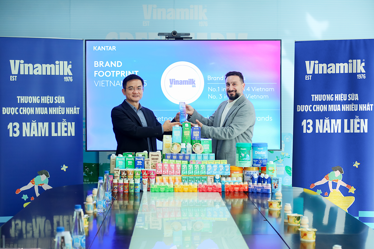 Ông Nguyễn Quang Trí, Giám đốc điều hành Marketing Vinamilk &lpar;bên trái&rpar;, nhận danh hiệu Thương hiệu sữa được chọn mua nhiều nhất năm thứ 13 liên tiếp. Ảnh: Nguyên Phương
