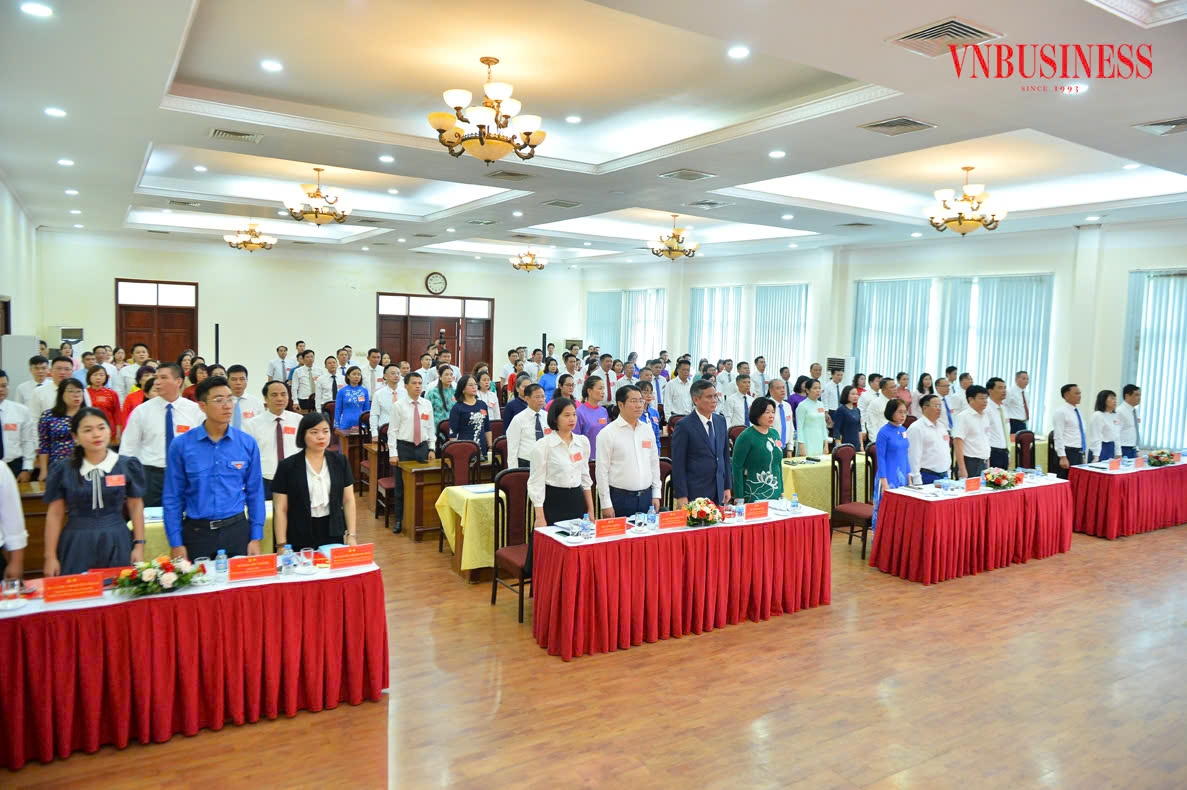 Các đại biểu làm lễ chào cờ tại Đại hội.