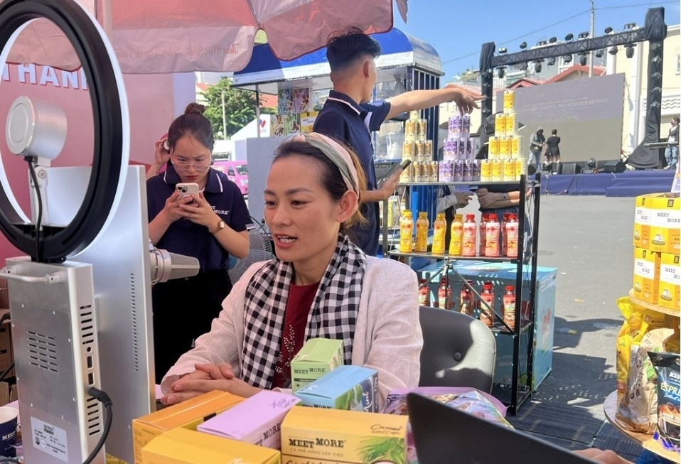 Việc ứng dụng công nghệ số và mạng xã hội trong quảng bá và tiêu thụ sản phẩm đang mở ra cơ hội phát triển cho các HTX.