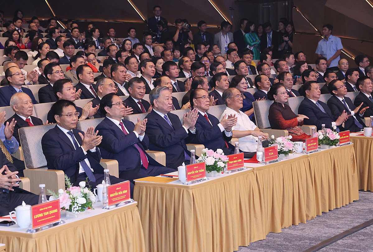 Lãnh đạo, nguyên lãnh đạo Đảng, Nhà nước cùng các đại biểu tham dự buổi lễ.