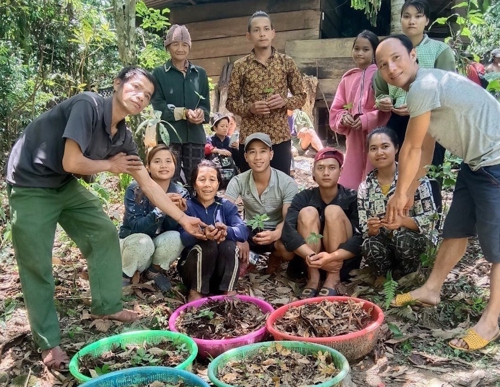 Người dân ở xã Nam Trà My &lpar;mới&rpar; được hỗ trợ cây giống dược liệu để cải thiện sinh kế.