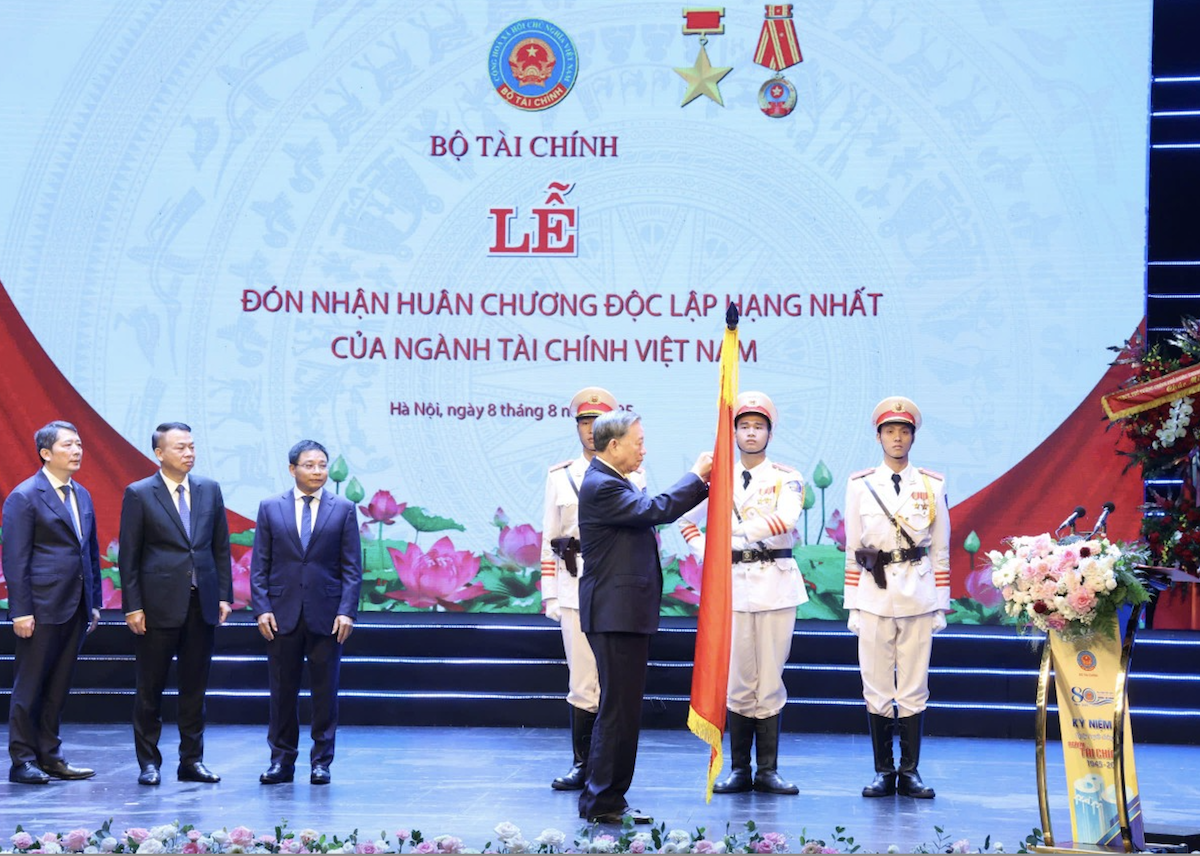 Thay mặt lãnh đạo Đảng, Nhà nước, Tổng Bí thư Tô Lâm trao tặng Huân chương Độc lập hạng Nhất cho Bộ Tài chính, ghi nhận những đóng góp to lớn của ngành trong 80 năm phát triển của đất nước.