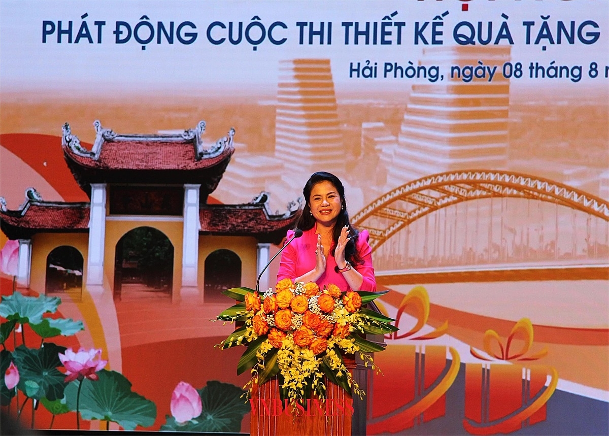 Bà Trần Thị Hoàng Mai phát biểu tại hội nghị phát động cuộc thi.