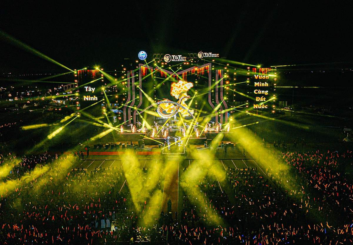 Hàng chục nghìn khán giả Tây Ninh đã cháy hết mình trong Đại nhạc hội Khơi mạch nguồn Di sản - Vững bước Kỷ nguyên mới.
