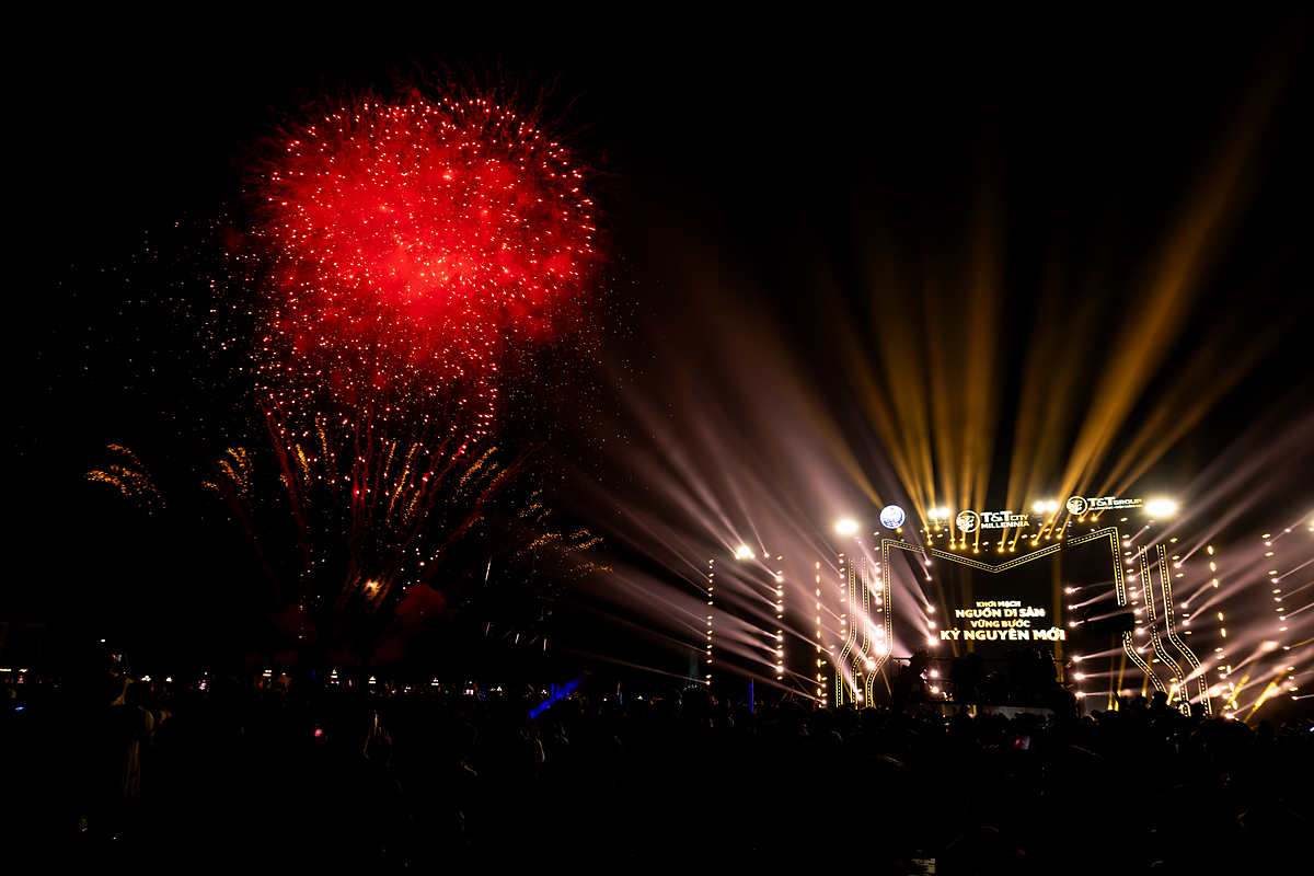 Màn trình diễn pháo hoa nghệ thuật mãn nhãn trên bầu trời đêm TP Thiên niên kỷ T&T City Millennia.