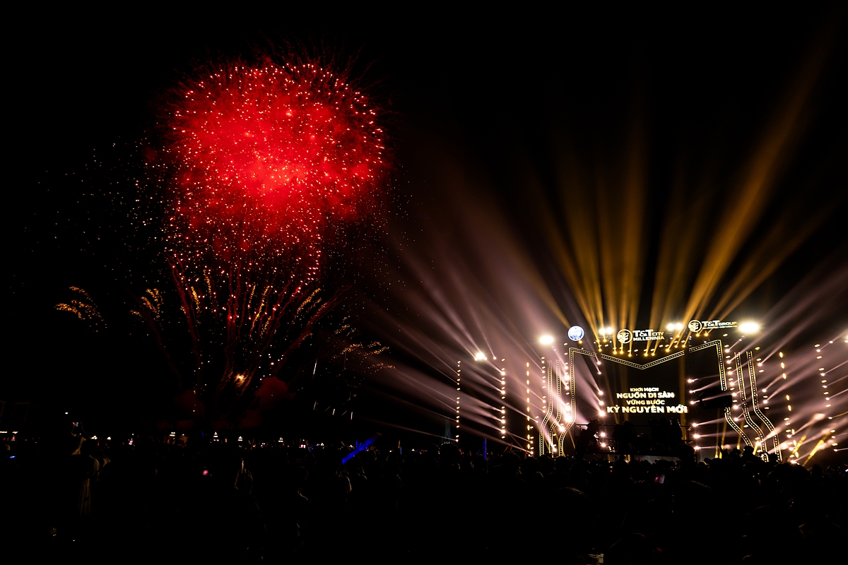 Màn trình diễn pháo hoa nghệ thuật mãn nhãn trên bầu trời đêm TP Thiên niên kỷ T&T City Millennia.