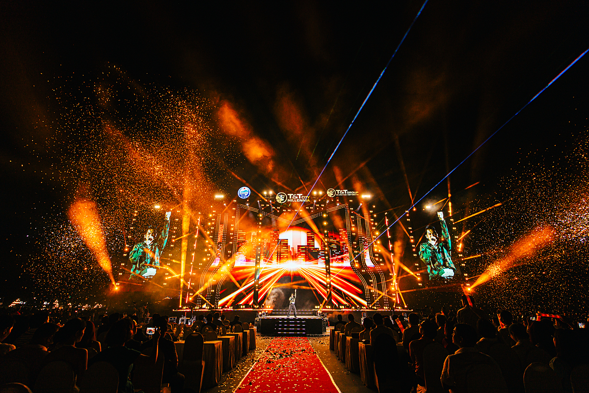 Sân khấu được thiết kế với quy mô cực lớn với hệ thống LED đa dạng, giúp mở rộng tối đa mọi cảm giác của hàng vạn khán giả có mặt tại concert lớn nhất Tây Ninh tháng 8 này.