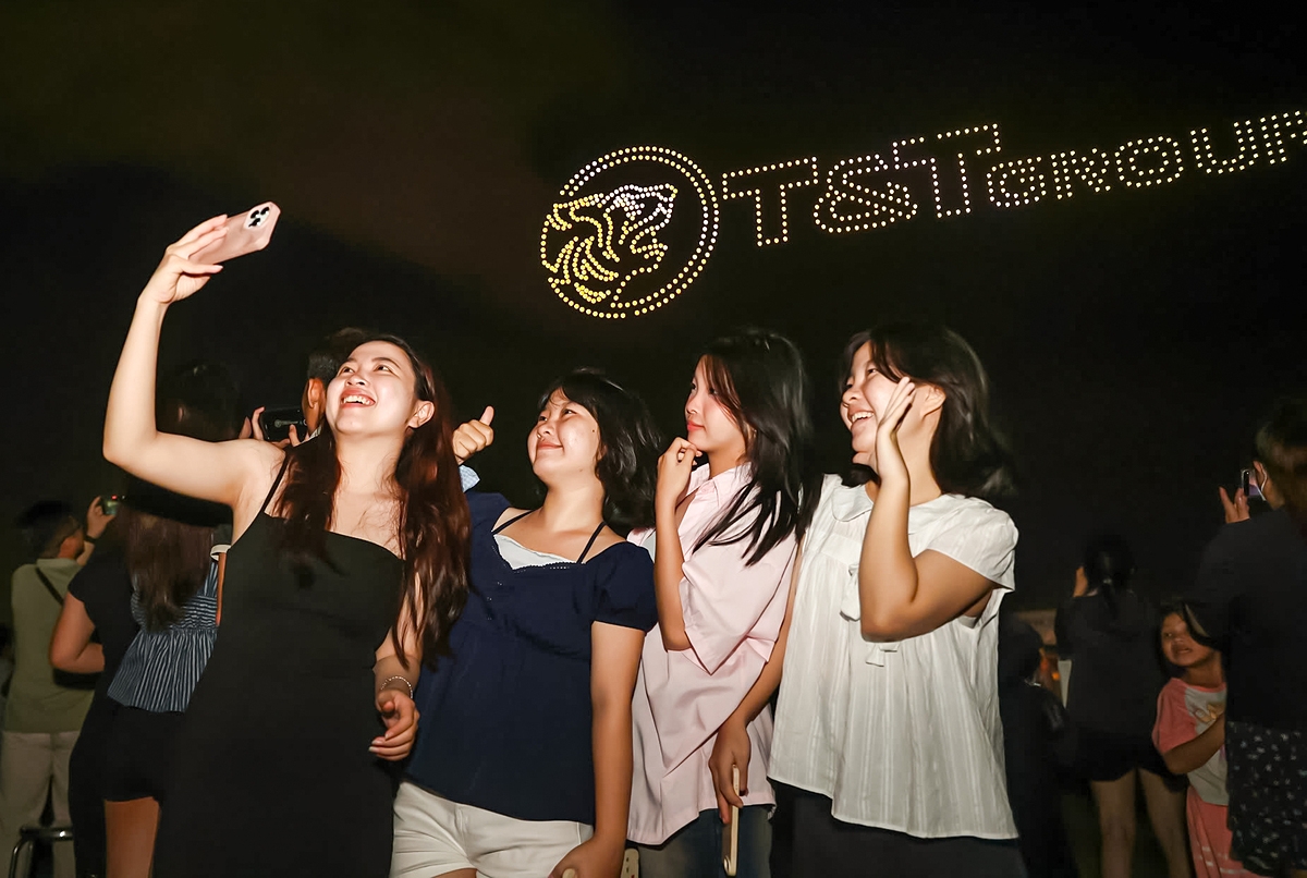 Hàng chục nghìn khán giả có mặt tại đại nhạc hội đã vỡ òa trước màn trình diễn drone ánh sáng.