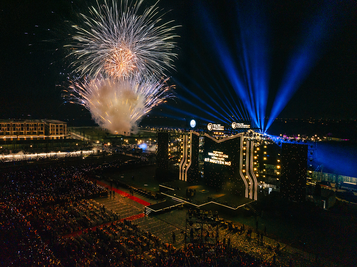 Bữa “đại tiệc” của ánh sáng và công nghệ bùng nổ cao trào khi pháo hoa vẽ lên nền trời Cần Giuộc. Cả TP Thiên niên kỷ T&T City Millennia bừng sáng, sẵn sàng bước vào Kỷ nguyên mới của cả đất nước.