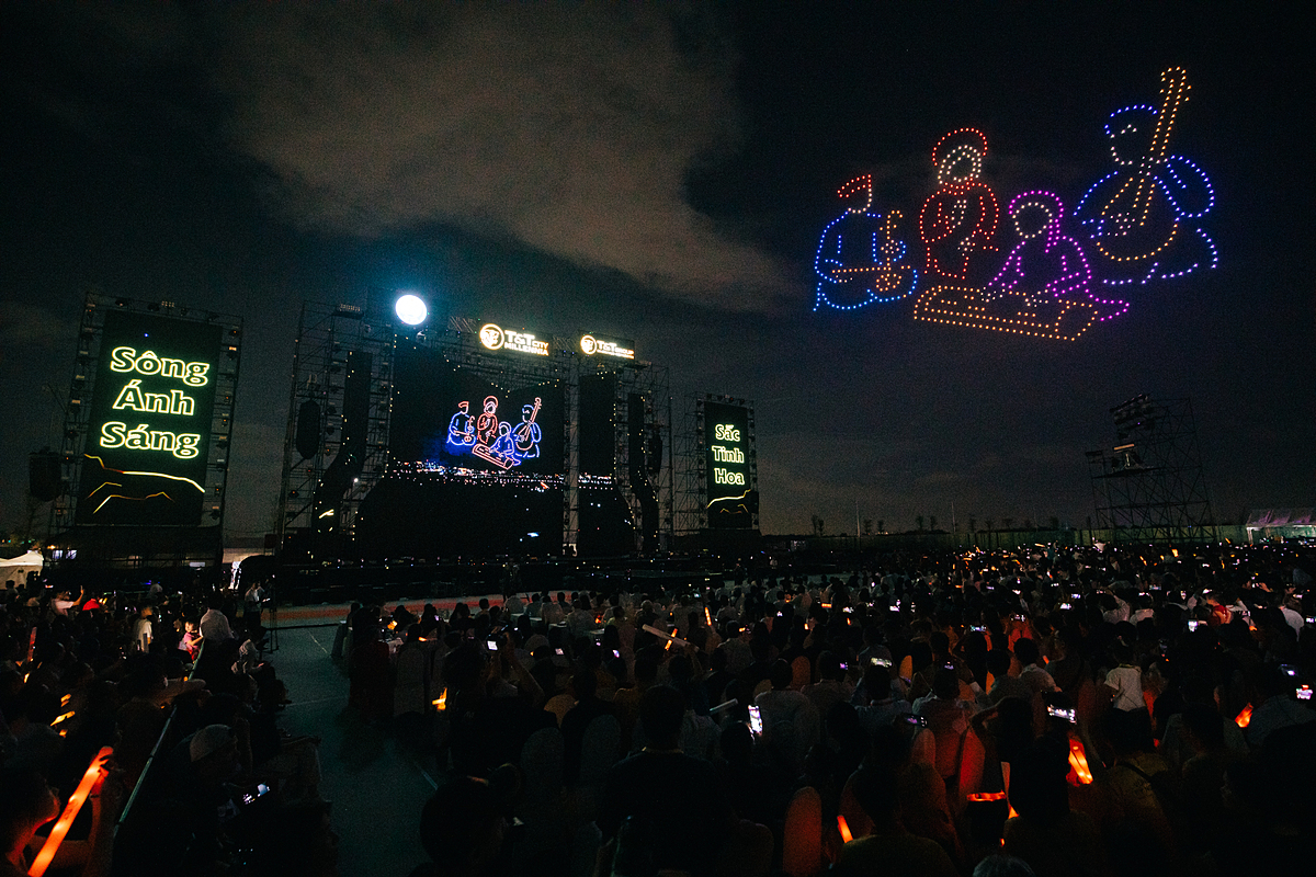 Khi hàng chục nghìn khán giả vẫn chưa hết ngỡ ngàng, một di sản khác lại tiếp tục được khắc họa bằng ánh sáng công nghệ: Đờn ca tài tử - Di sản văn hóa phi vật thể của nhân loại.