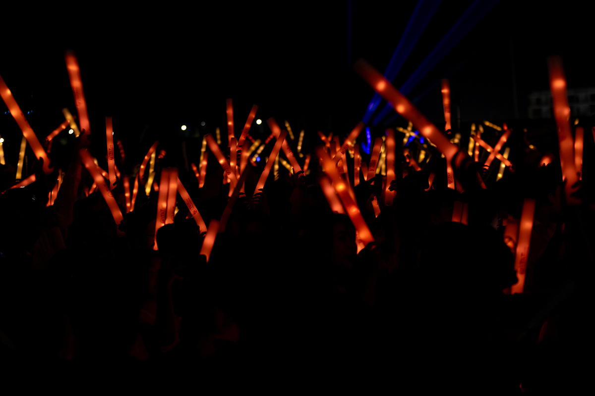 Chương trình kéo dài đến khi đồng hồ chuẩn bị bước sang ngày mới, nhưng sức nóng vẫn không hề giảm, khi khán đài vẫn rực sáng bởi hàng vạn lightstick.