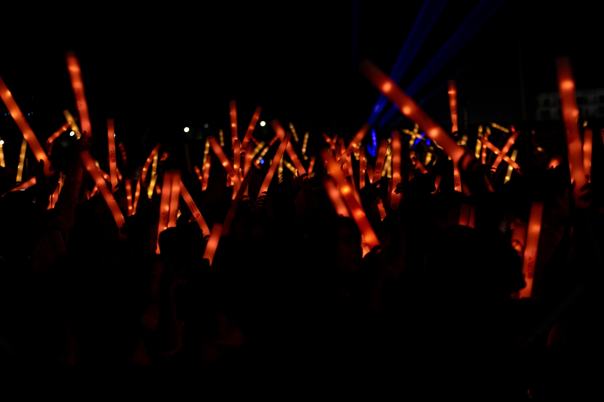 Chương trình kéo dài đến khi đồng hồ chuẩn bị bước sang ngày mới, nhưng sức nóng vẫn không hề giảm, khi khán đài vẫn rực sáng bởi hàng vạn lightstick.