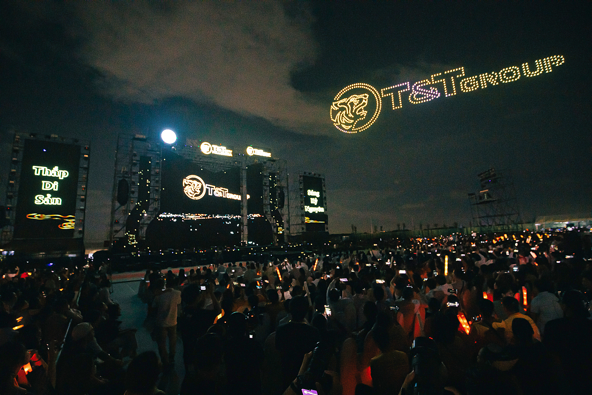 Màn trình diễn drone ánh sáng đầy cảm xúc trên bầu trời Thành phố Thiên niên kỷ T&T City Millennia.