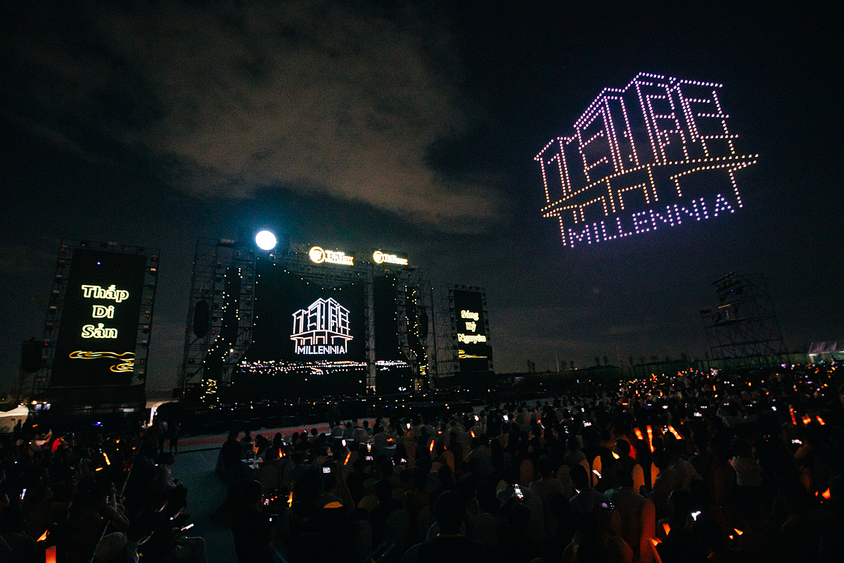 Biểu trưng của Tập đoàn T&T Group, logo T&T Homes, hình dự án T&T Millennia cũng lần lượt rực sáng.