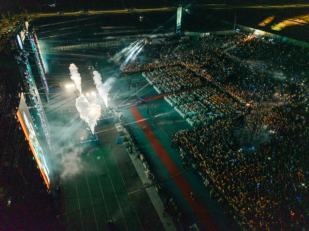 Hiệu ứng được ekip thực hiện thay đổi liên tục khiến cảm xúc của hàng chục ngàn khán giả có mặt được đẩy lên cao trào.