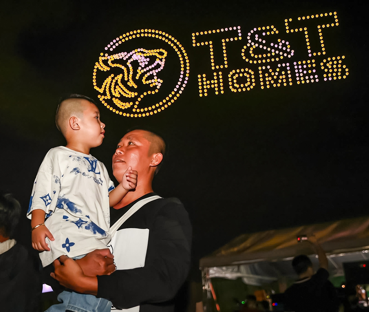 Hàng chục nghìn khán giả có mặt tại đại nhạc hội đã vỡ òa trước màn trình diễn drone ánh sáng.