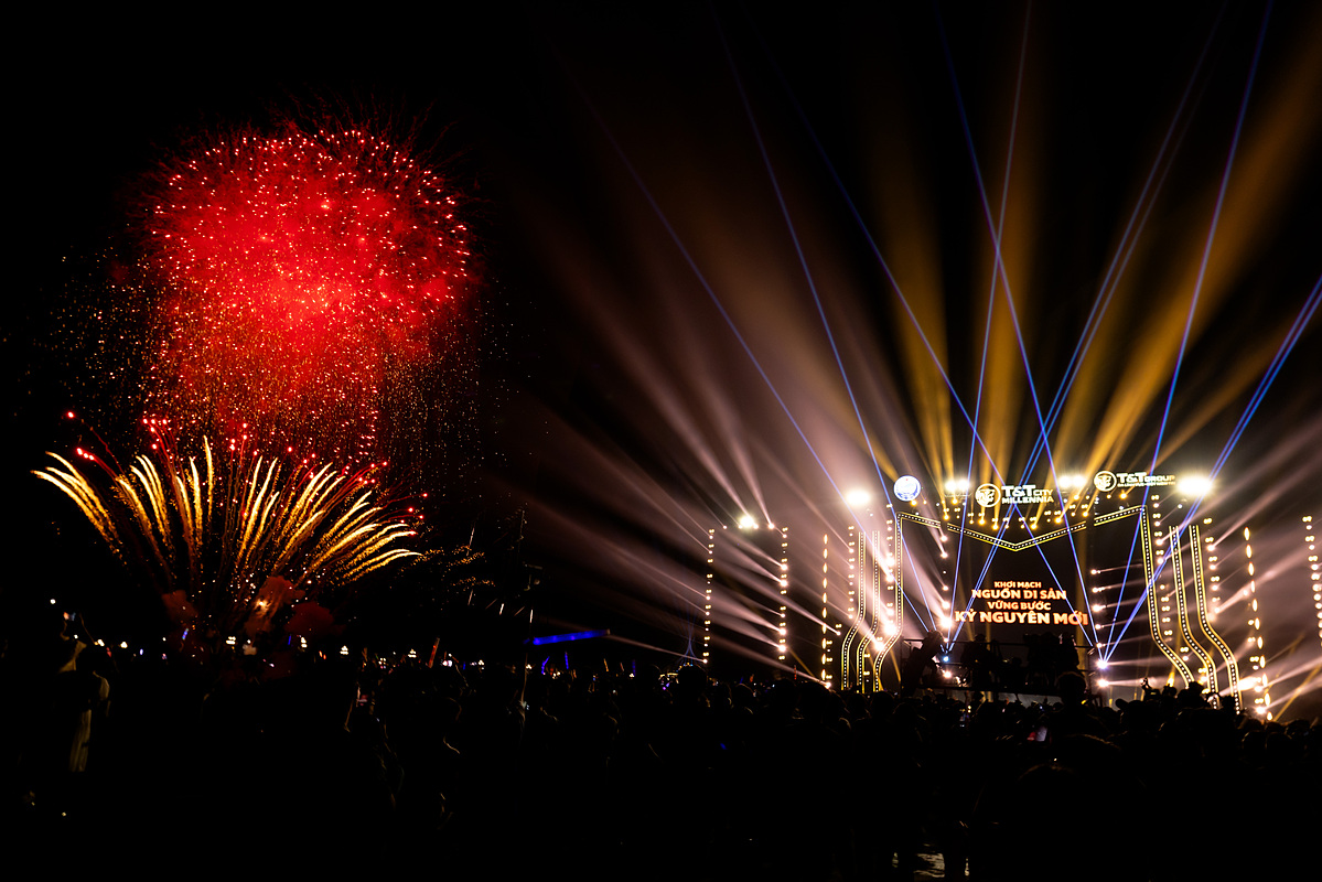 Màn trình diễn phóa hoa nghệ thuật mãn nhãn khiến toàn bộ sân khấu vỡ òa trong cảm xúc.