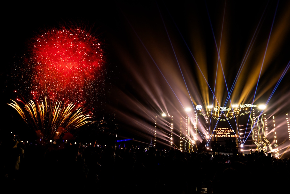 Màn trình diễn phóa hoa nghệ thuật mãn nhãn khiến toàn bộ sân khấu vỡ òa trong cảm xúc.