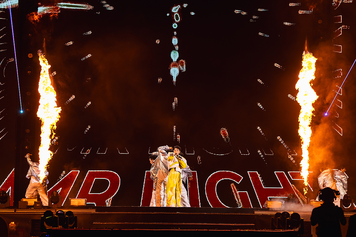 Sân khấu sự kiện thực sự bùng nổ với một loạt hit đình đám. Các ngôi sao hàng đầu như Chi Pu, Isaac, Erik, Quân A.P, DJ Mie… cuốn khán giả vào không gian âm nhạc cuồng nhiệt và đầu cảm xúc.