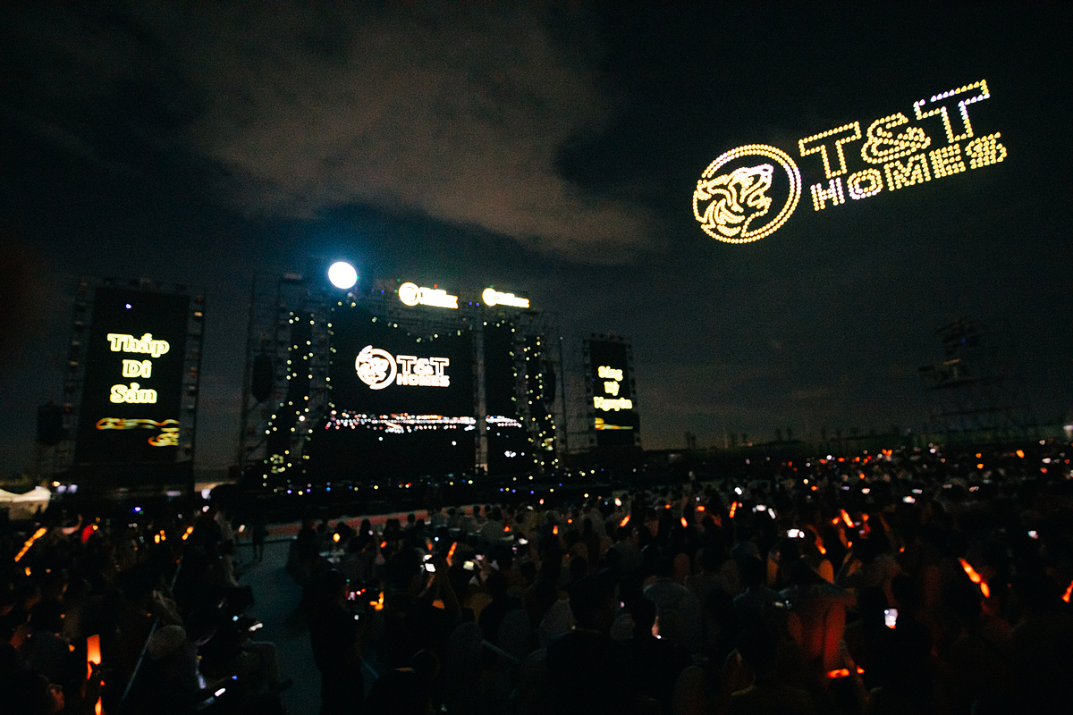 Biểu trưng của Tập đoàn T&T Group, logo T&T Homes, hình dự án T&T Millennia cũng lần lượt rực sáng.