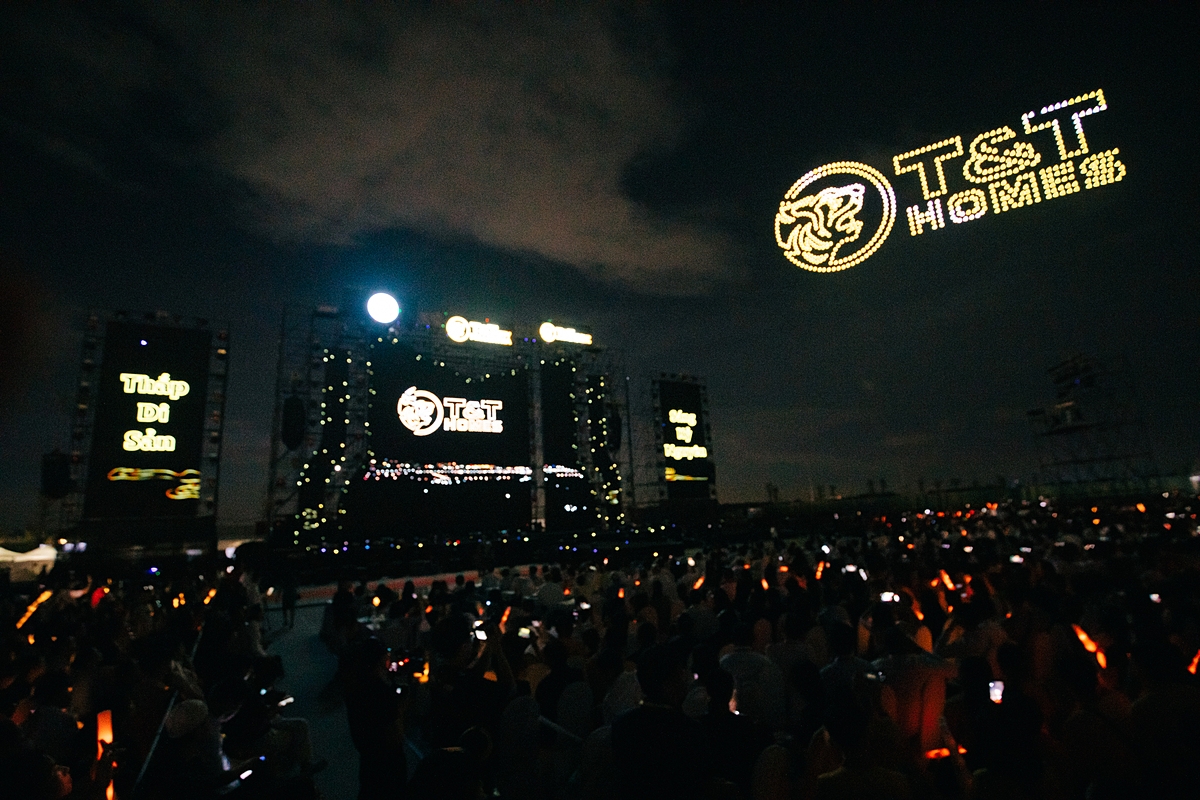 Biểu trưng của Tập đoàn T&T Group, logo T&T Homes, hình dự án T&T Millennia cũng lần lượt rực sáng.