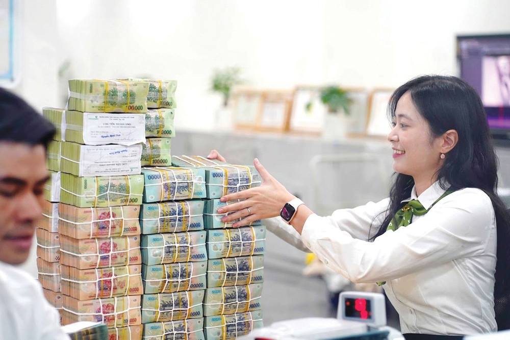 Sự cạnh tranh ngày càng gia tăng từ các kênh đầu tư thay thế như chứng khoán và bất động sản khiến các ngân hàng đứng trước áp lực phải điều chỉnh lãi suất để giữ chân dòng vốn.