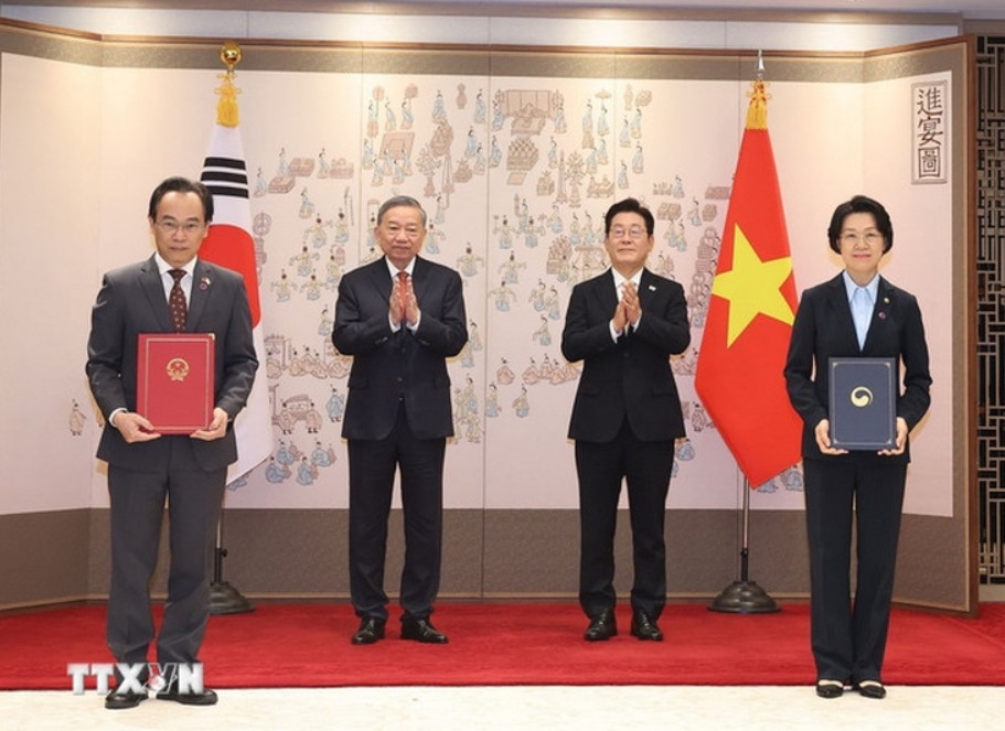 Tổng Bí thư Tô Lâm và Tổng thống Hàn Quốc Lee Jae Myung chứng kiến lễ trao Thỏa thuận sửa đổi bổ sung Bản ghi nhớ giữa Bộ Giáo dục và Đào tạo Việt Nam với Bộ Giáo dục Hàn Quốc về hợp tác giáo dục - Ảnh: TTXVN