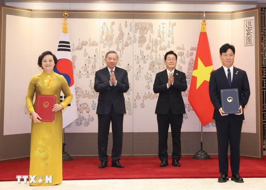 Tổng Bí thư Tô Lâm và Tổng thống Hàn Quốc Lee Jae Myung chứng kiến lễ trao Bản ghi nhớ về phái cử và tiếp nhận lao động sang làm việc tại Hàn Quốc theo chương trình EPS, ký giữa Bộ Nội vụ Việt Nam và Bộ Lao động và Việc làm Hàn Quốc - Ảnh: TTXVN