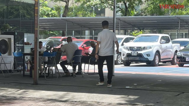 Nhiều chủ cửa hàng chỉ ngồi ngắm xe.