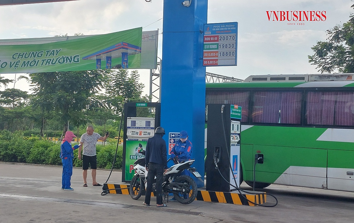 Nhân viên cây xăng tích cực tư vấn, giải thích thêm cho khách hàng về sự khác nhau giữa xăng RON 95 và E10 RON 95.