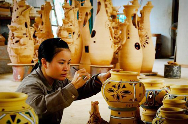 Các làng nghề hoạt động hiệu quả tạo nhiều việc làm, nâng cao thu nhập cho người lao động.